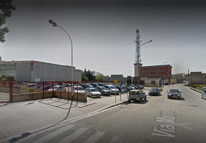 Andria, litigio con l’ascia davanti alla scuola. Tragedia sventata da una vigilessa