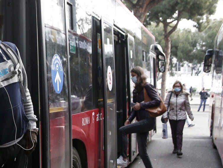 Taranto, aggressioni su bus: «Attivare chiamate dirette a forze dell’ordine»