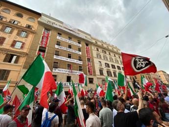 Galleria foto 'Casapound, sit in a Roma nonostante divieto' - foto 1