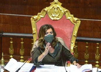 Galleria foto 'Casellati bacchetta Granato senza mascherina: “O la mette o va via” e lei lascia Aula' - foto 1