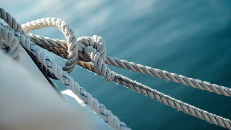 In nove su barca rischiano scontro con nave a Taranto. Salvati tre bambini a bordo