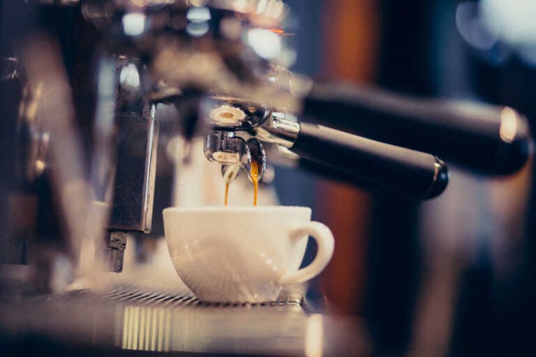 Caro-caffè, tazzina al bar raggiunge 1,25 euro: +12,8% il rincaro a Bari