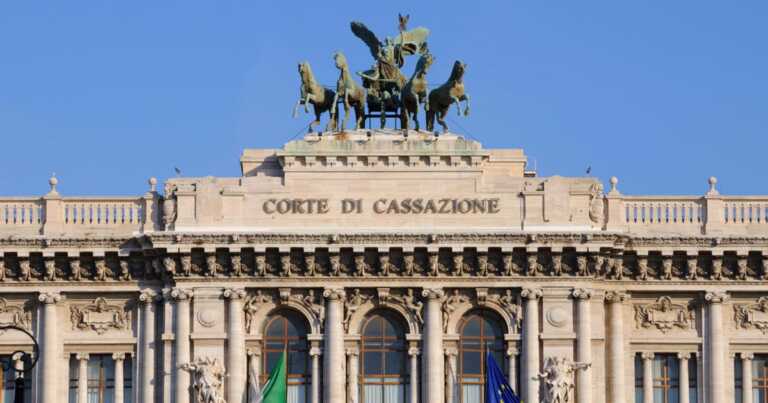 Costretta a vivere in una grotta, picchiata e abusata: condannati i genitori di una ragazza disabile di Taranto
