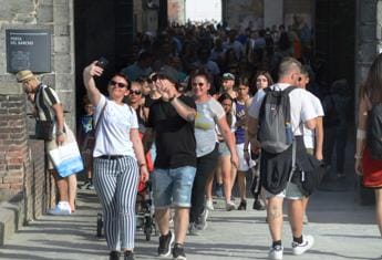 Galleria foto 'Covid oggi Italia, 29.875 contagi e 95 morti: bollettino 24 maggio' - foto 1