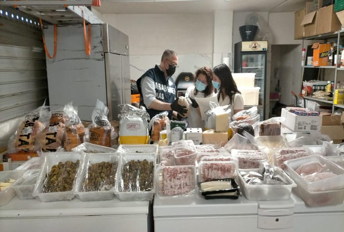 Una tonnellata di alimenti e migliaia di bottiglie in un garage: deposito abusivo di cibo sequestrato a Monopoli