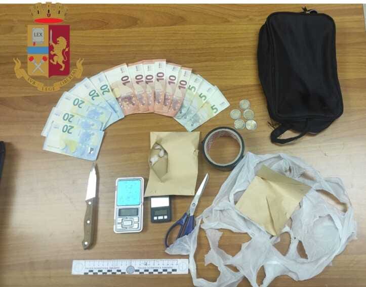 Taranto, spacciava cocaina ed eroina nella propria abitazione: 31enne finisce ai domiciliari
