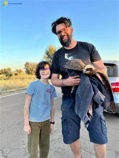 Marco, Al Gawsit e il “ranger” Andrea: l’emozionante racconto del salvataggio di un falco ferito