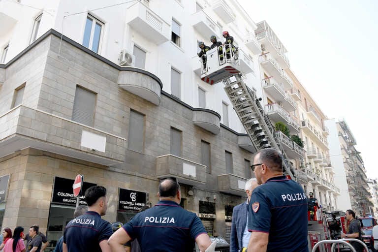 Incendio nella palazzina in centro a Bari: dieci intossicati. Un cortocircuito la causa – VIDEO