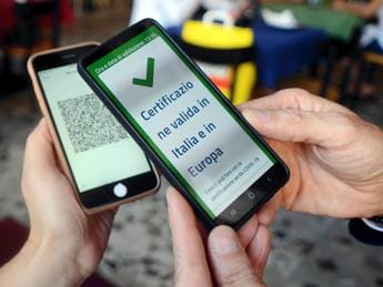 Galleria foto 'Green pass, da 1 giugno stop per ingresso in Italia' - foto 1