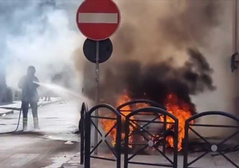 Galleria foto 'Furgone in fiamme in centro Lecce, danni a facciata palazzo' - foto 1