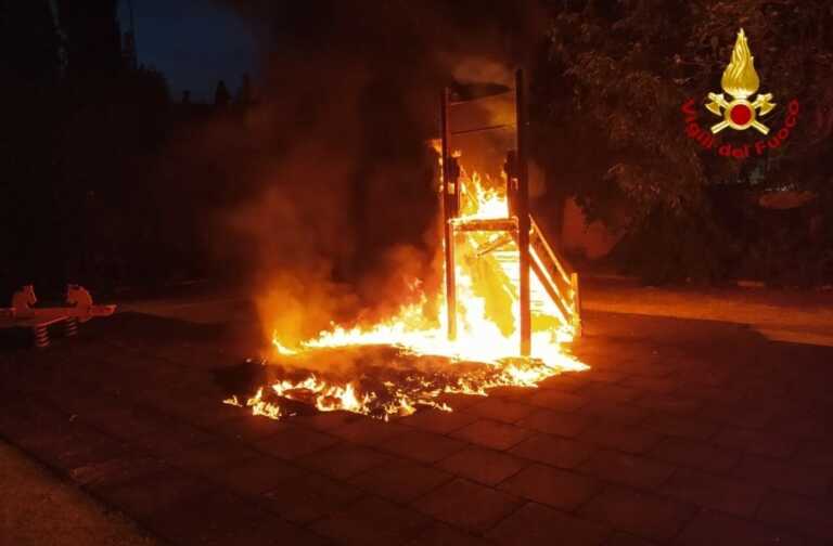 Carovigno, scivolo per bambini completamente distrutto dalle fiamme