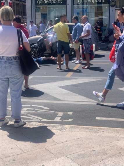 Bari, scontro su pista ciclabile tra auto e bici. Ciclista ferito alla testa: polemiche e soccorsi in ritardo Bari, scontro su pista ciclabile tra auto e bici. Ciclista ferito alla testa: polemiche e soccorsi in ritardo