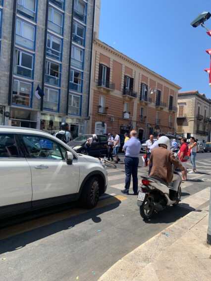 Bari, scontro su pista ciclabile tra auto e bici. Ciclista ferito alla testa: polemiche e soccorsi in ritardo Bari, scontro su pista ciclabile tra auto e bici. Ciclista ferito alla testa: polemiche e soccorsi in ritardo