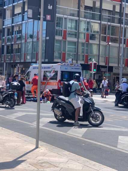 Bari, scontro su pista ciclabile tra auto e bici. Ciclista ferito alla testa: polemiche e soccorsi in ritardo Bari, scontro su pista ciclabile tra auto e bici. Ciclista ferito alla testa: polemiche e soccorsi in ritardo
