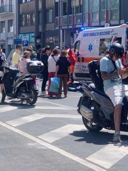 Bari, scontro su pista ciclabile tra auto e bici. Ciclista ferito alla testa: polemiche e soccorsi in ritardo Bari, scontro su pista ciclabile tra auto e bici. Ciclista ferito alla testa: polemiche e soccorsi in ritardo