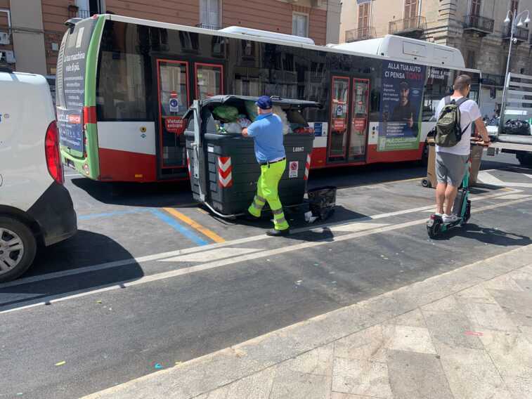 Spazzatura con gimkana. I pericoli della pista ciclabile in corso Vittorio Emanuele a Bari