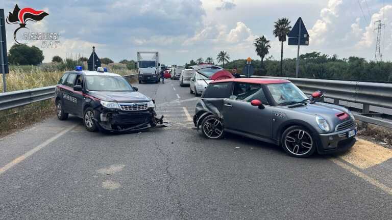 Canosa, non si ferma all’alt e causa incidente: arrestato pregiudicato 51enne. Negli slip nascondeva cocaina