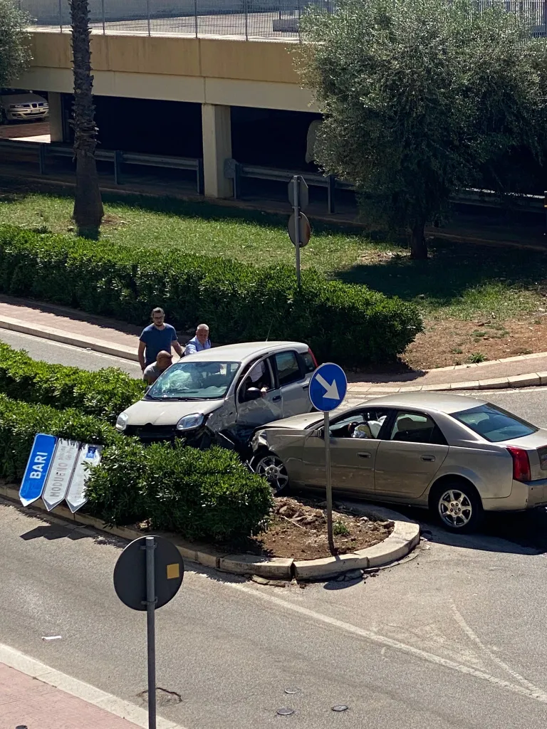 Scontro tra due auto a Modugno: donna bloccata tra le lamiere per circa 15 minuti