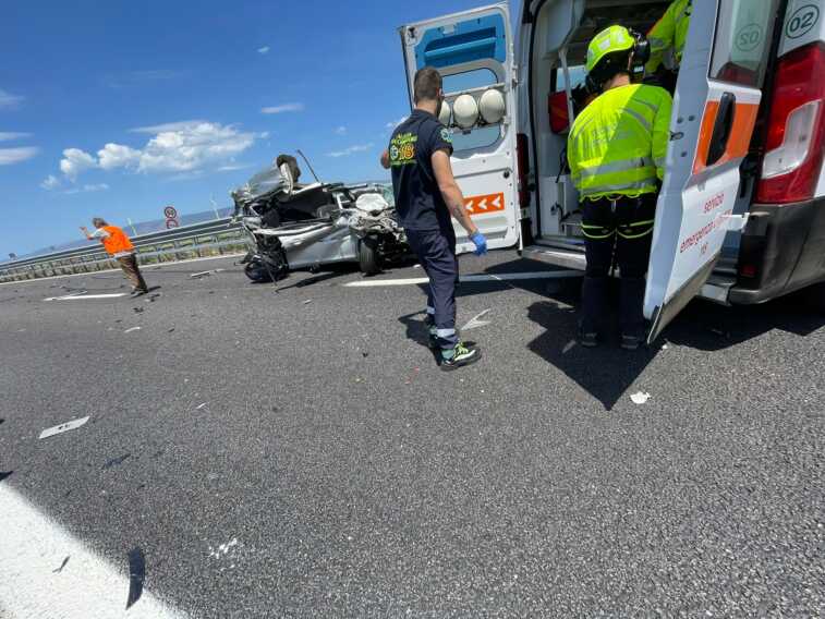 Auto contro un mezzo pesante in autostrada tra Foggia e San Severo: tre feriti, uno è grave