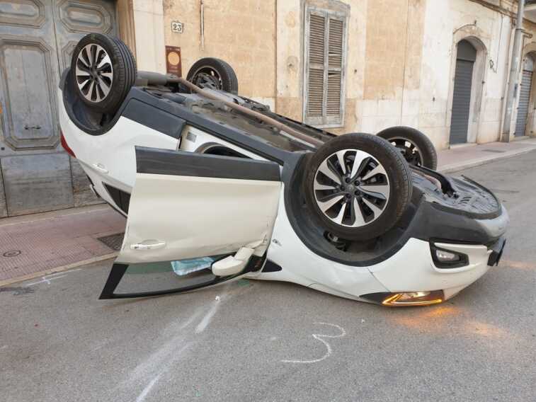Trani: auto si ribalta su via Annibale Maria di Francia. Illeso il conducente