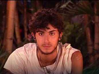 Isola famosi 2022, Alessandro lascia: “Ho esami a università”