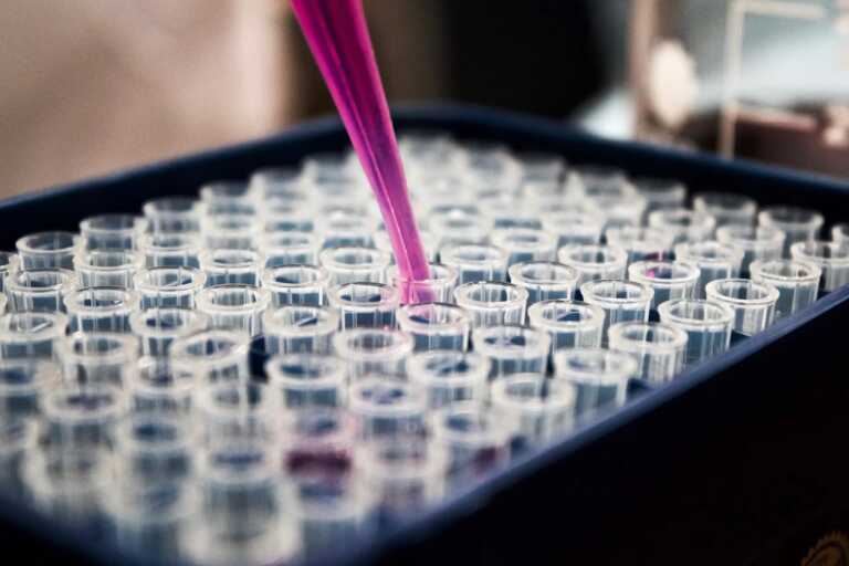 Malattie rare nei bambini: entro settembre la Puglia avrà un macchinario per il sequenziamento del Dna