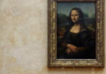 Galleria foto 'Louvre, visitatore tira una torta contro la Gioconda' - foto 1