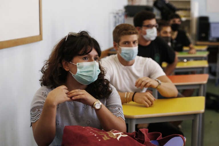Via le mascherine per gli esami scolastici? «É possibile farne a meno Gli spazi per i test sono ampi»