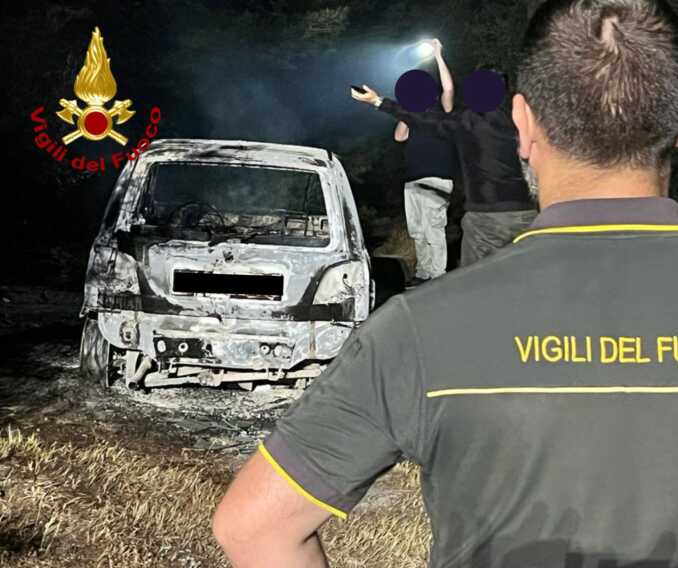 Auto a fuoco nella notte in Salento: distrutta una Matiz rubata. Le fiamme minacciano la pineta di San Cataldo