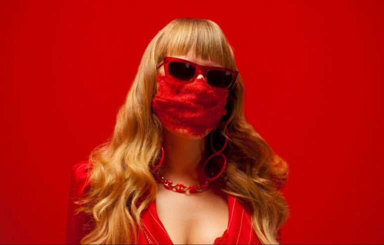 “Club topperia”, il nuovo disco di M¥SS Keta che mixa lo spazio e il tempo