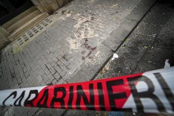 Galleria foto 'Napoli, spara davanti a bar: 4 ragazzi feriti, 2 sono gravi' - foto 1