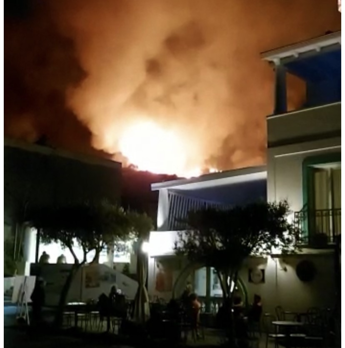 Galleria foto 'Notte di fuoco a Stromboli, incendio durante riprese fiction' - foto 1