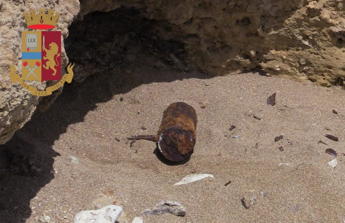 Galleria foto 'Scoperto ordigno bellico in spiaggia nel Salento. Rimosso e fatto brillare' - foto 1