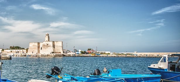 Ostuni, bambino trova un ordigno sugli scogli del molo di Villanova: area interdetta
