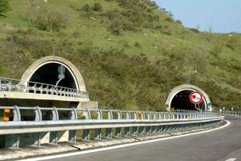 Galleria foto 'Pnrr, sondaggio Proger: 77% italiani chiede manutenzione infrastrutture' - foto 1