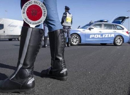 Brindisi, non si fermano all’alt polizia e finiscono con l’auto in un canale: arrestati due 30enni