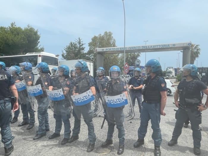 Bari, pescatori invadono la strada per l’accesso al porto. Forze dell’ordine in tenuta antisommossa