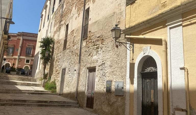 Il proprietario non fa la manutenzione? Comune di Brindisi: «Pagano i vicini»