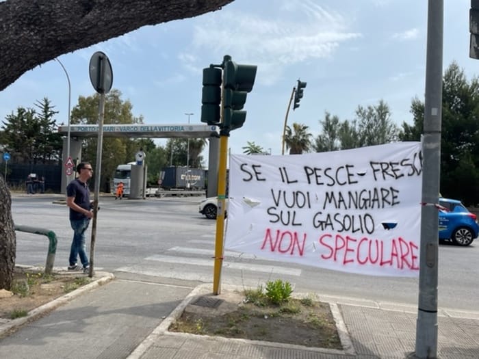 Da Manfredonia a Monopoli, pescatori protestano al porto di Bari: «Prezzo gasolio triplicato. Non stiamo nelle spese»