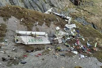 Galleria foto 'Ritrovato aereo scomparso in Nepal, recuperati 14 corpi' - foto 1