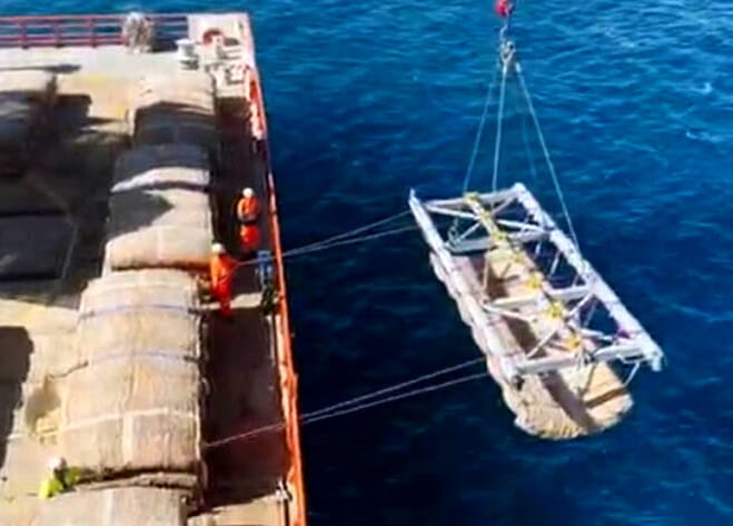 Tap, a San Foca posate strutture anti pesca strascico: «Intervento concordato con marineria locale»