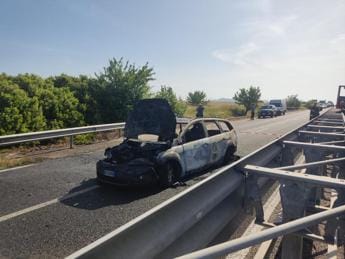 Galleria foto 'Sardegna, assalto a furgone portavalori: spari e auto in fiamme' - foto 1