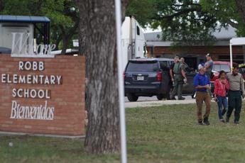 Galleria foto 'Sparatoria scuola Texas, Biden: “Fermare lobby armi”' - foto 1