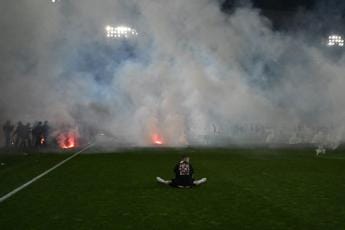 Galleria foto 'St. Etienne retrocede, follia tifosi: razzi contro giocatori – Video' - foto 1
