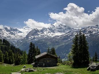 Galleria foto 'Svizzera, si staccano seracchi dal Grand Combin: 15 alpinisti coinvolti' - foto 1