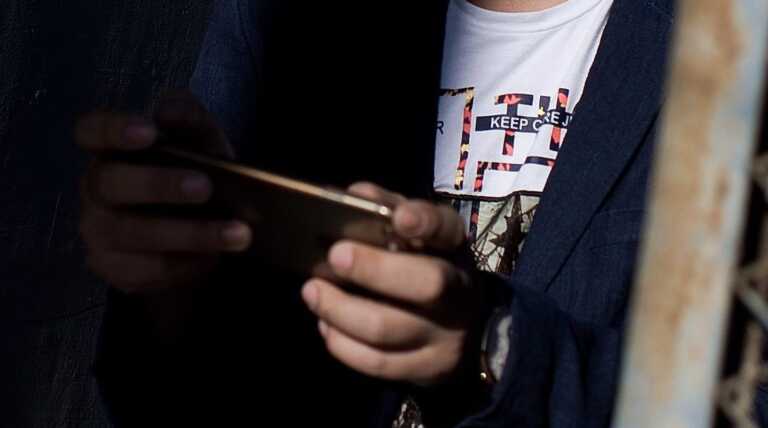 Ricatto a luci rosse a una 13enne: «L’oro o diffondo le tue foto». Per l’accusa ha anche cercato di violentarla