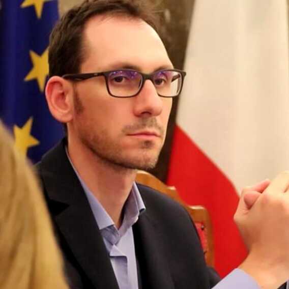 È polemica per il post del tesoriere del M5s: un murales con Draghi al guinzaglio