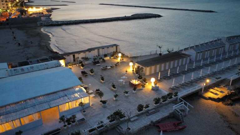 Bari, 7 euro e 50 per un tè a Torre Quetta: la spiaggia “popolare” ora è per ricchi