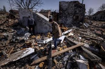 Galleria foto 'Ucraina, Russia assedia Severodonetsk: morti e feriti sotto le bombe' - foto 1