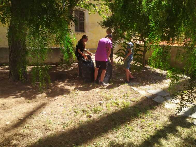 Bisceglie: «In segno di riconoscenza puliamo i giardini Caritas». Il ringraziamento speciale di profughi ucraini